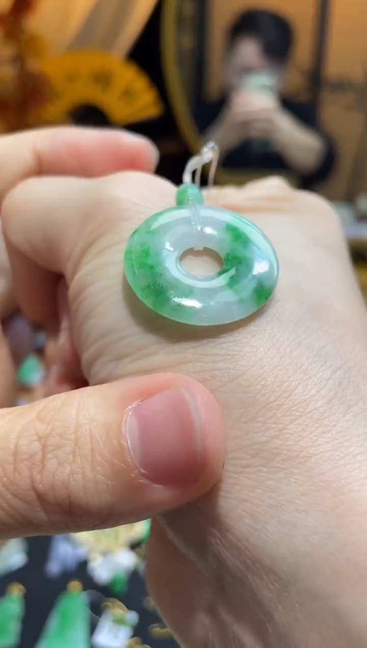 颈饰18K金镶嵌翡翠甜甜圈