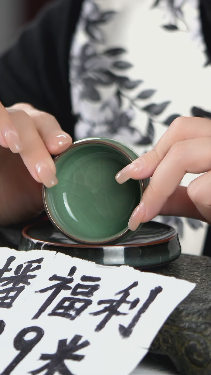 梅子青哥窑开片三足禅定杯