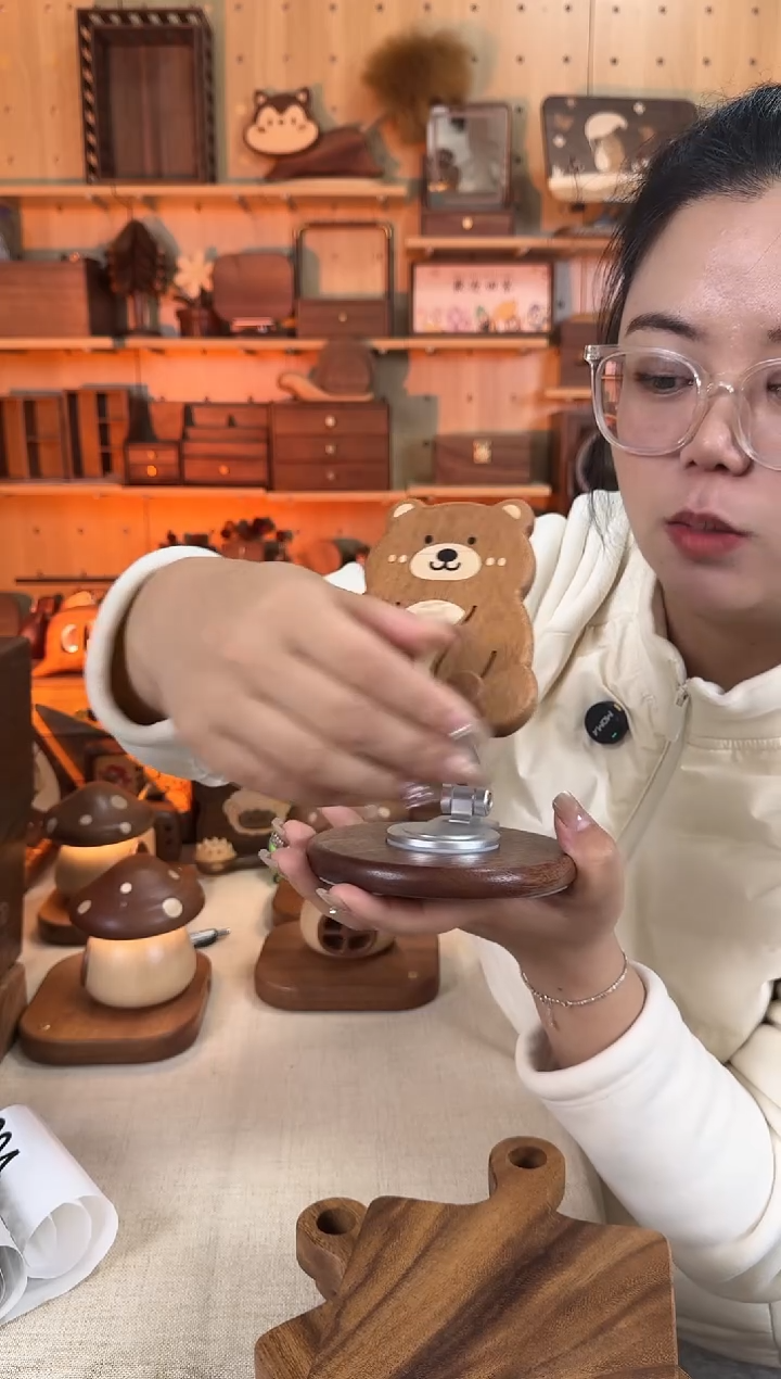 木乌檀木实木小熊手机支架