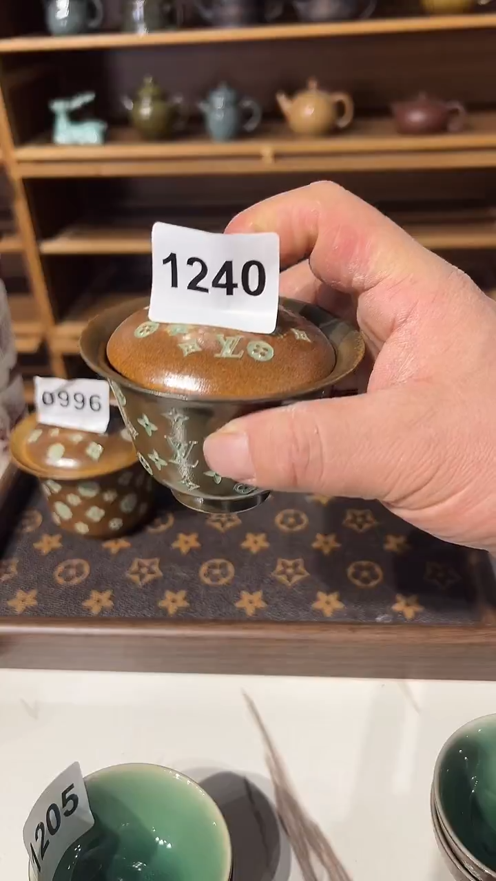 龙泉窑老花元宝盖碗微瑕1240