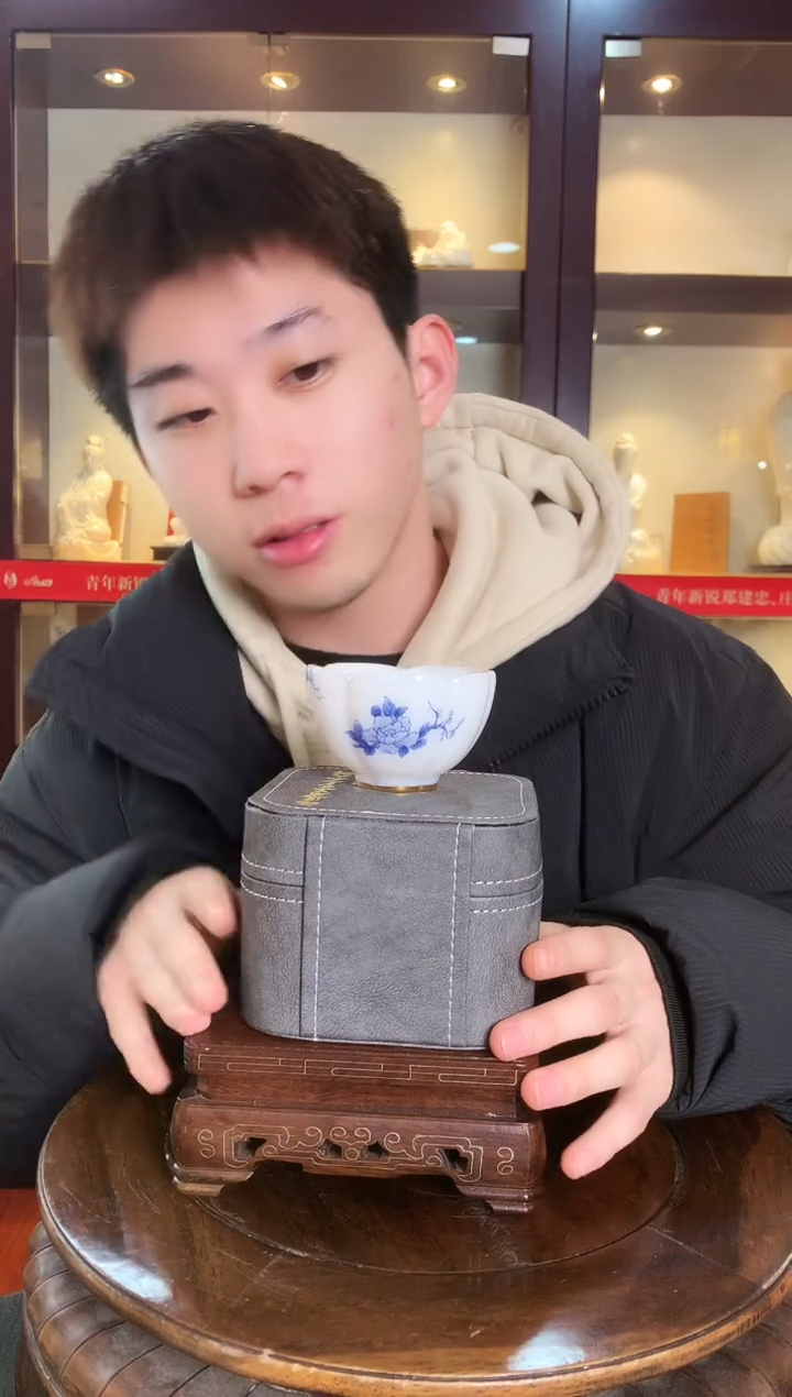 【闪购商品】摆件冰种玉瓷   花口主人杯