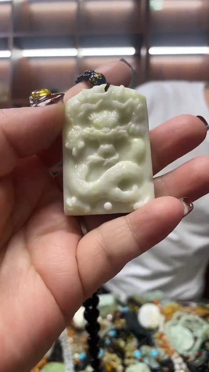 未镶嵌蛇纹石玉吊坠     