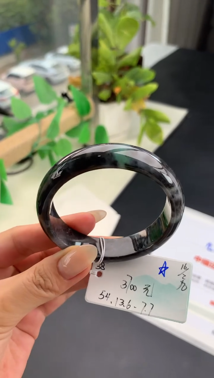 【闪购商品】翡翠手镯未镶嵌 #情人节#送礼，下单联系客服核对地址~