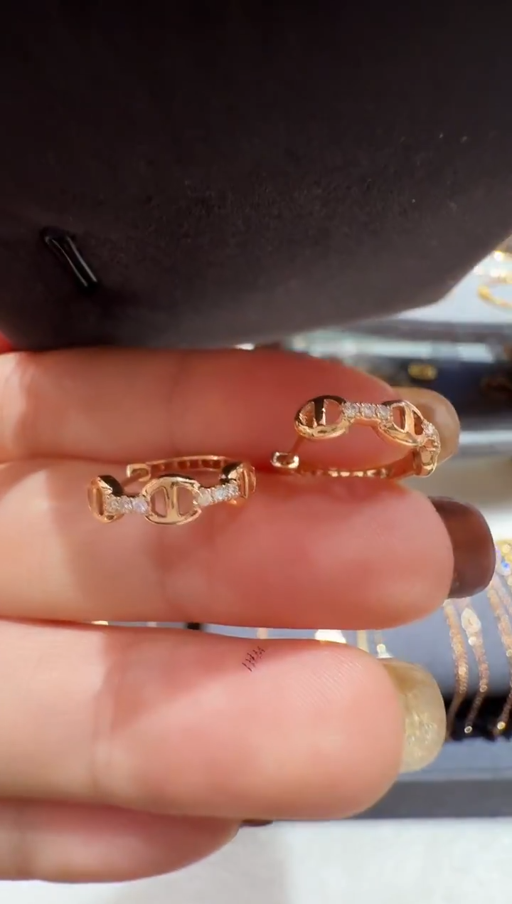 18K金镶嵌耳饰钻石猪鼻子耳圈