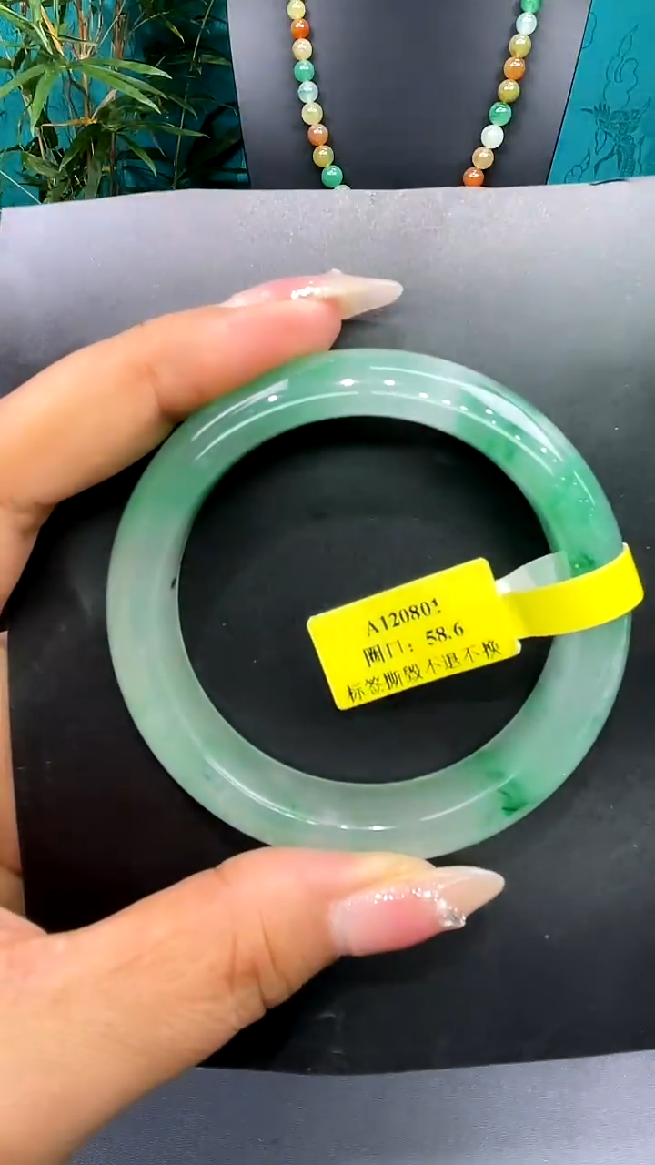 未镶嵌手镯石英质玉（非洲翠）手镯