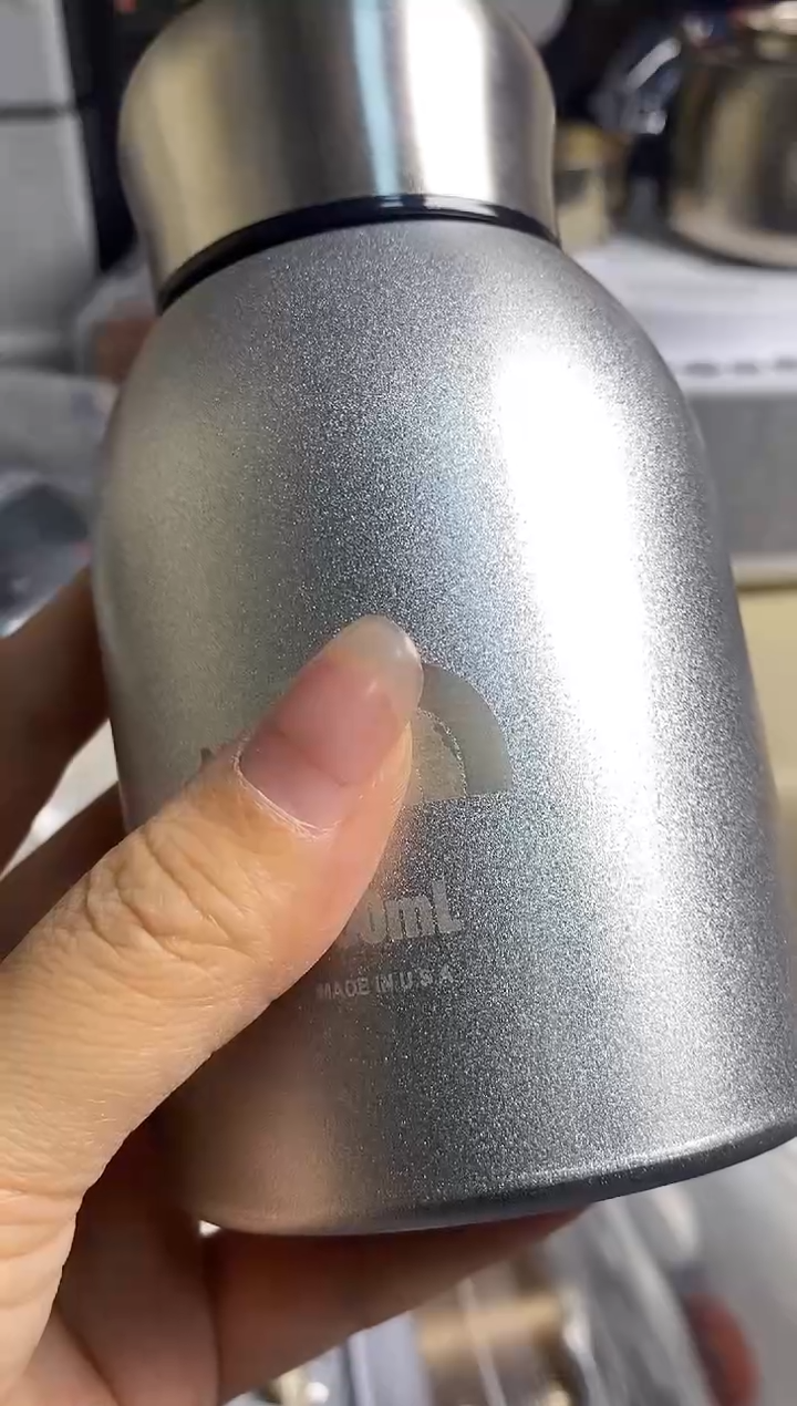 米**哥微瑕灰色小保温杯