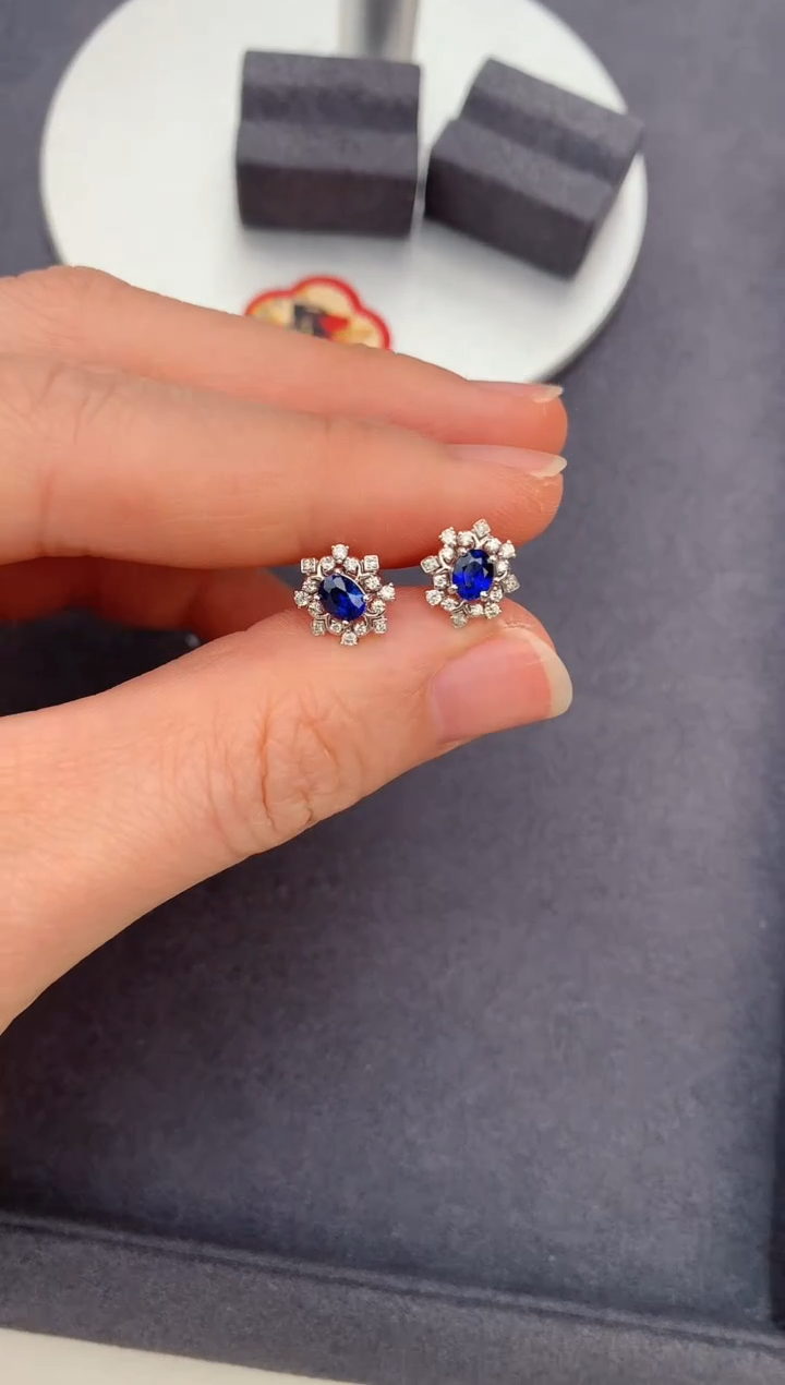 【闪购商品】蓝宝石耳钉18K金镶嵌67分蓝宝石耳钉