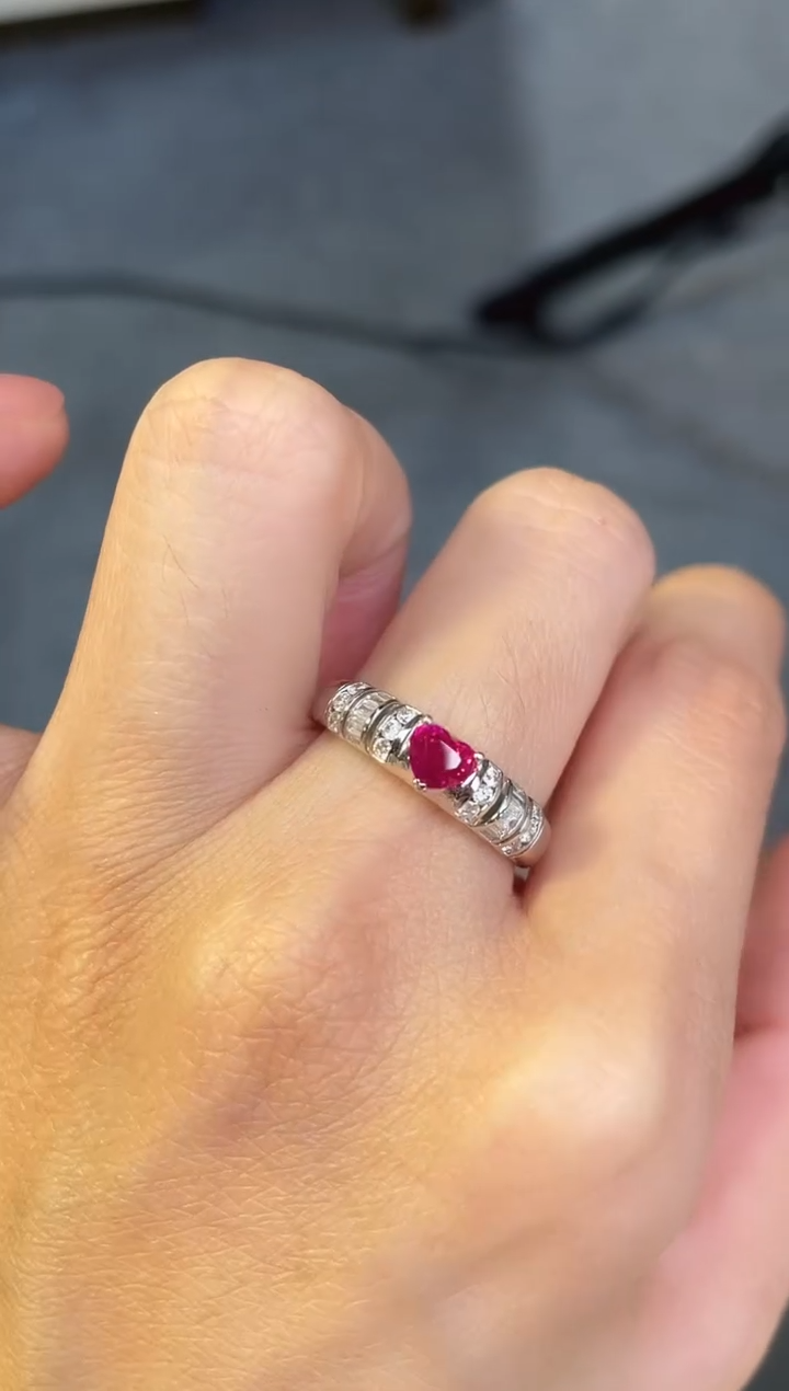 18K金镶嵌戒指红宝石缅甸鸽血红主石：0.60ct