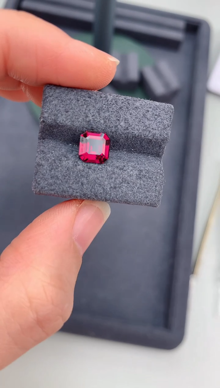 【闪购商品】石榴石裸石未镶嵌1.6ct镁铝榴石