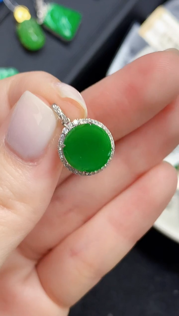 吊坠(不含链)18K金镶嵌翡翠多样性发其一