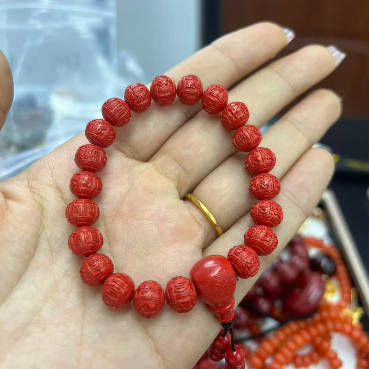 含辰砂工艺品含辰砂工艺品精美六字箴言精品红砂手串