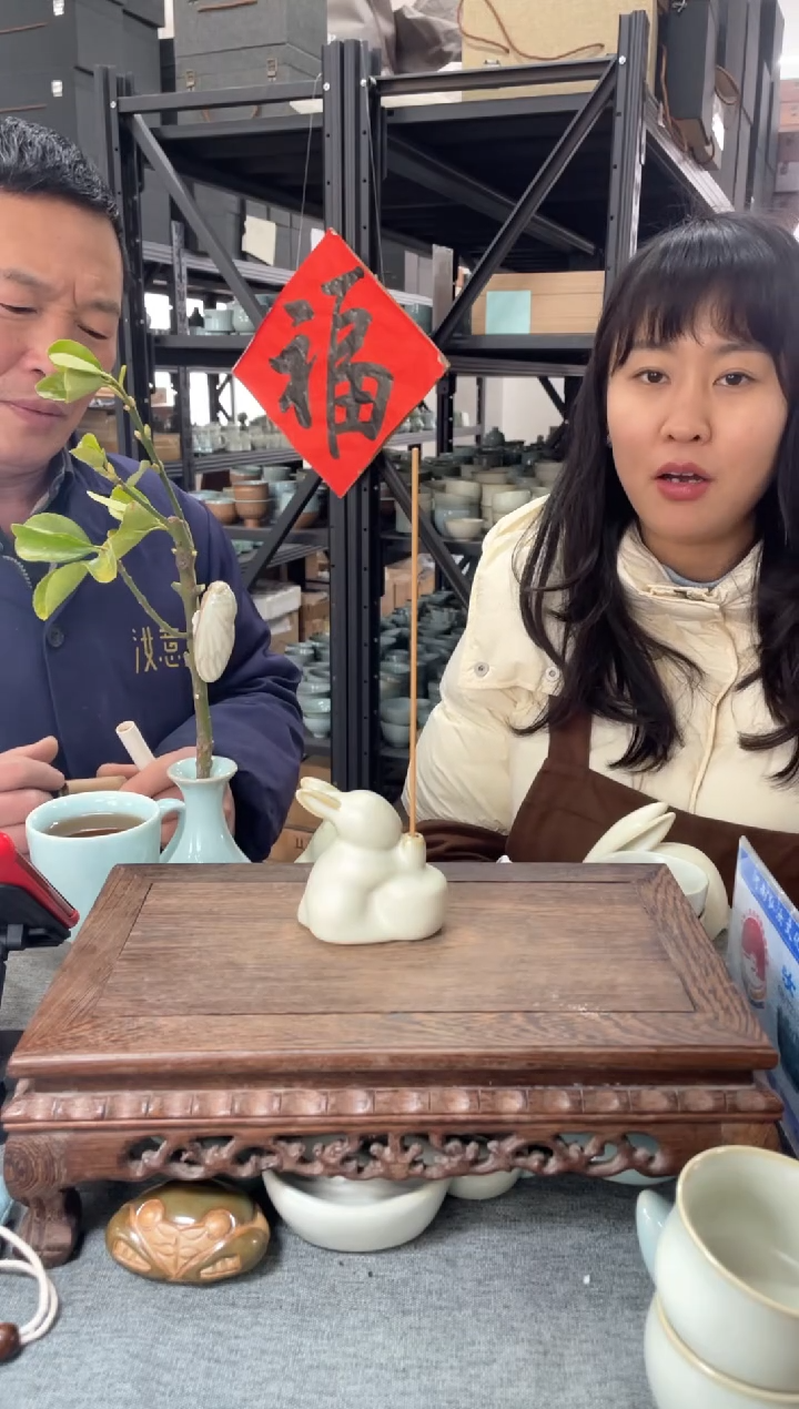 【闪购商品】瓷片微瑕月白捣药兔香插。。