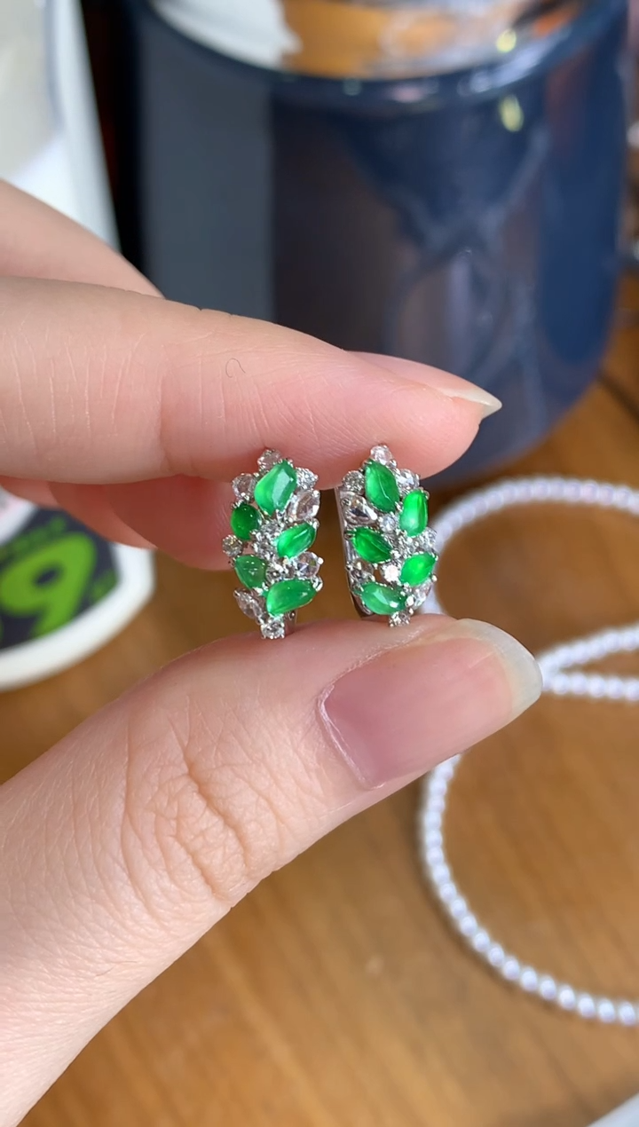 18K金镶嵌翡翠耳饰绿随形耳包