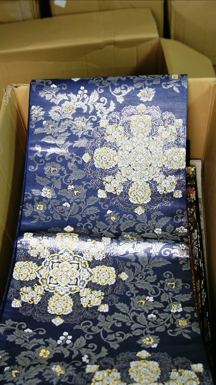 织绣冬**格织锦30六通宝象花