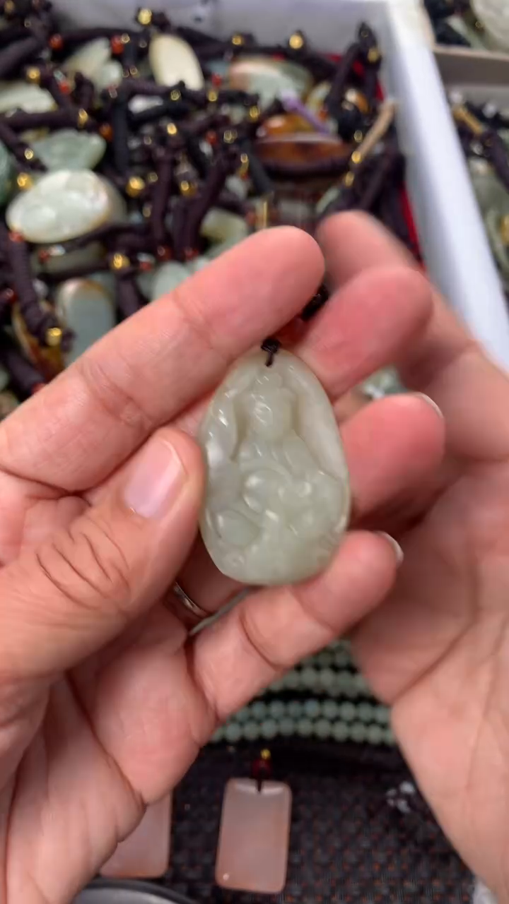 【闪购商品】和田玉颈饰未镶嵌多样性发货没有证书，拍一发一.有瑕