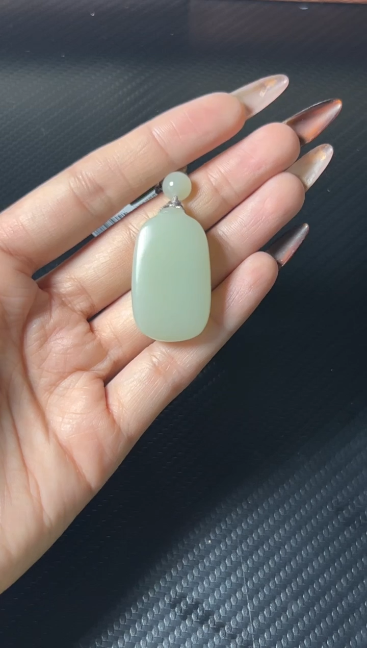 吊坠(赠链)未镶嵌和田玉且末迪克兰一细微色差吊坠