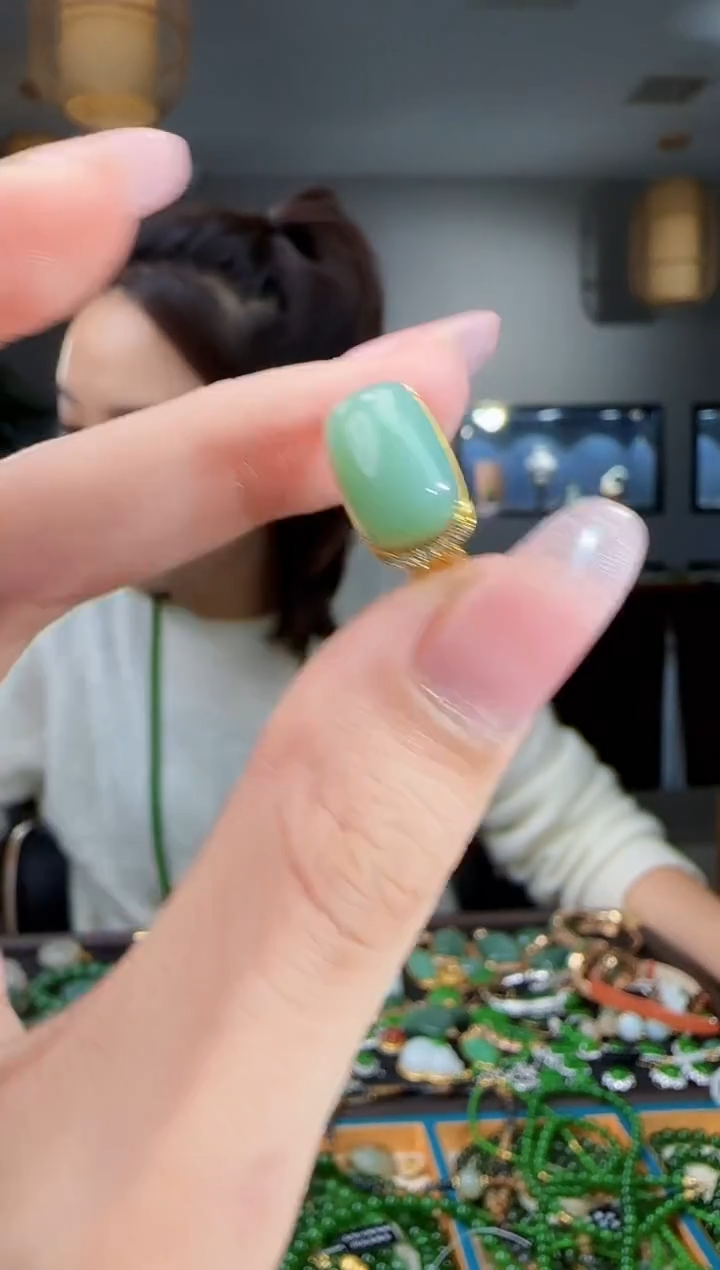 18K金镶嵌戒指和田玉1