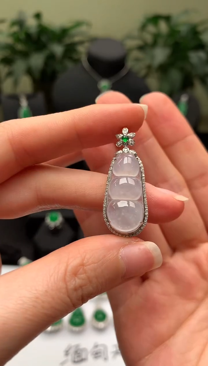 【闪购商品】翡翠颈饰18K金镶嵌福豆