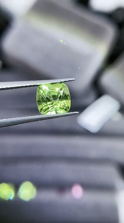 【闪购商品】定制橄榄石定制未镶嵌苹果绿国际证书缅甸1.89克拉天然
