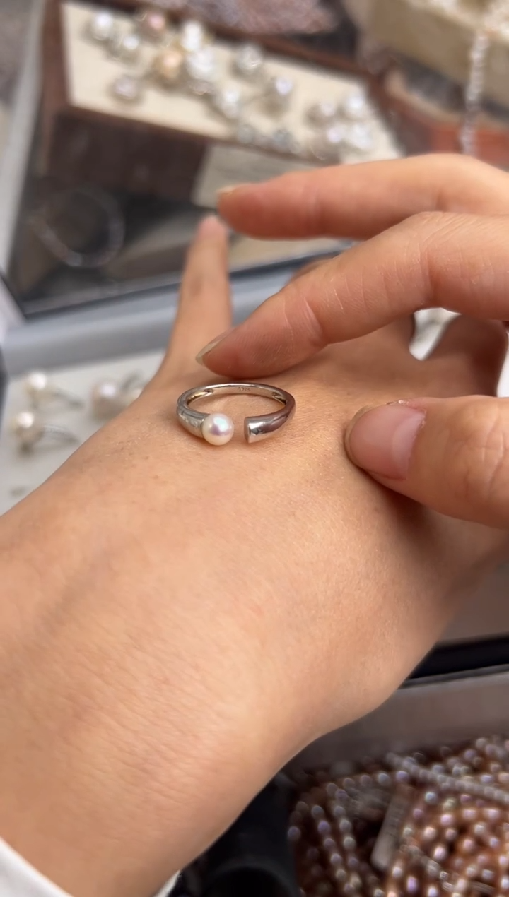 银S925镶嵌49淡水珍珠三*戒指