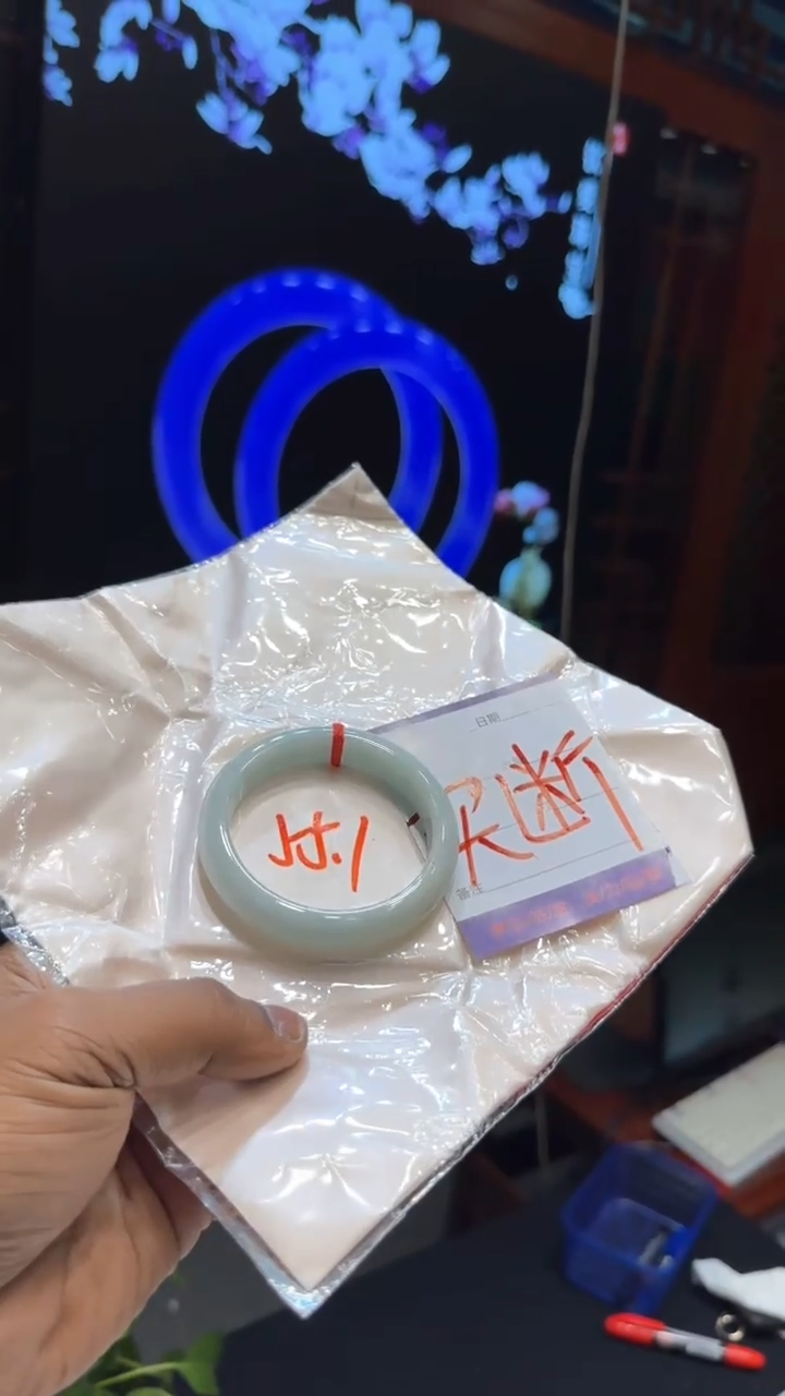 翡翠手镯未镶嵌手镯