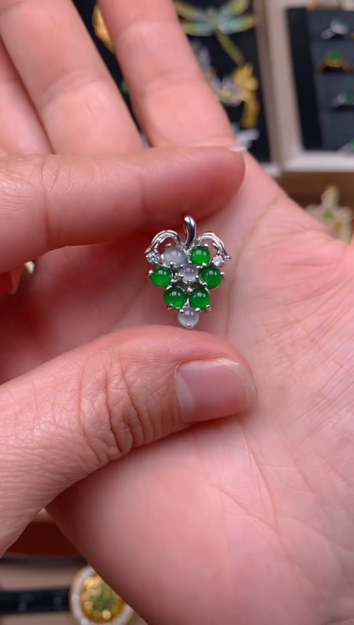 【闪购商品】翡翠颈饰银S925镶嵌葡萄