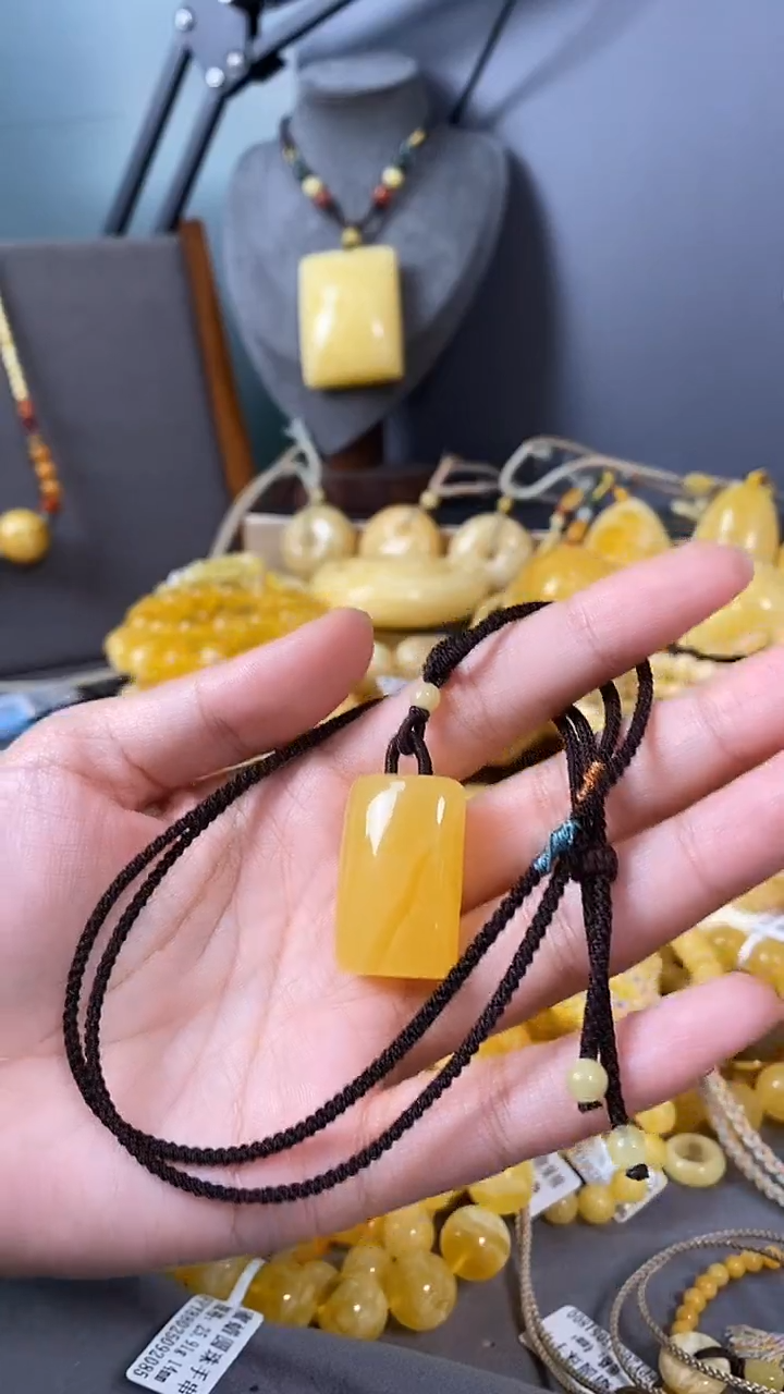 裸石琥珀未镶嵌无事牌