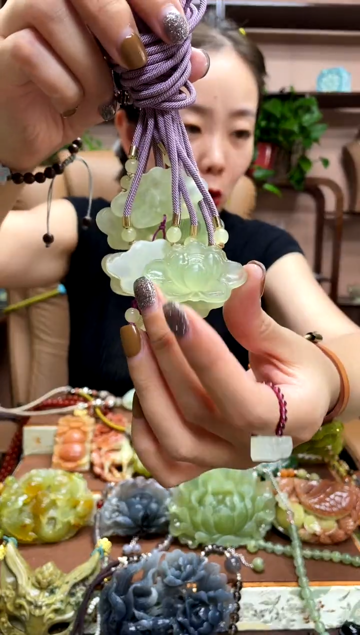 未镶嵌岫玉吊坠多样性发货发其中之一