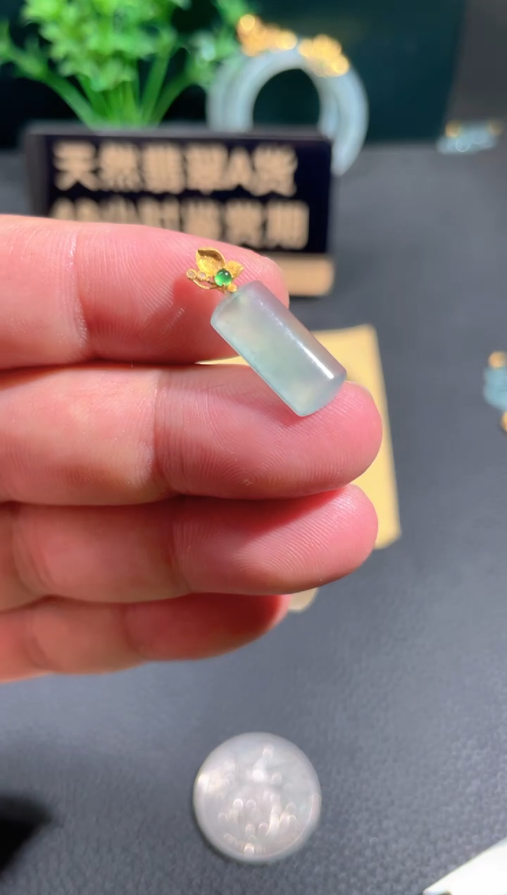 翡翠18K金镶嵌颈饰翡翠