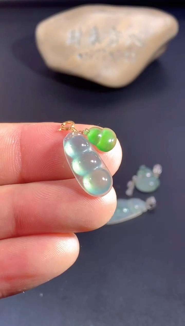 颈饰18K金镶嵌翡翠        