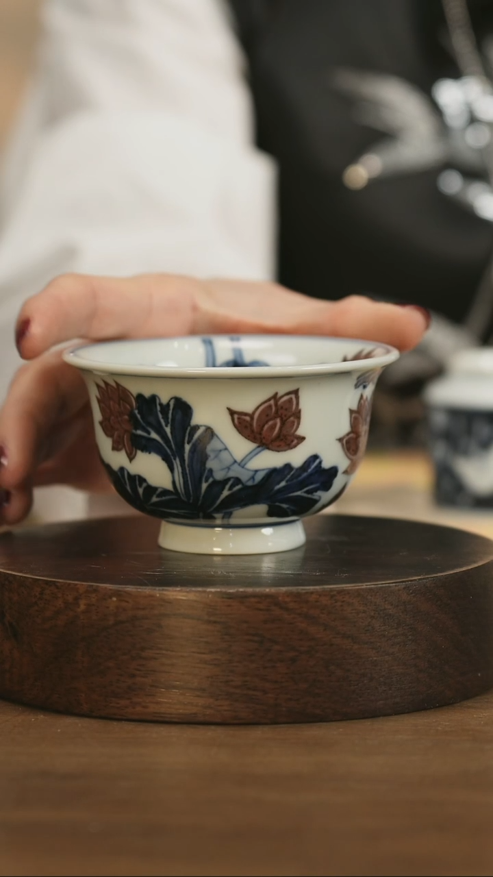 【闪购商品】景德镇手工青花釉里红荷花压手杯