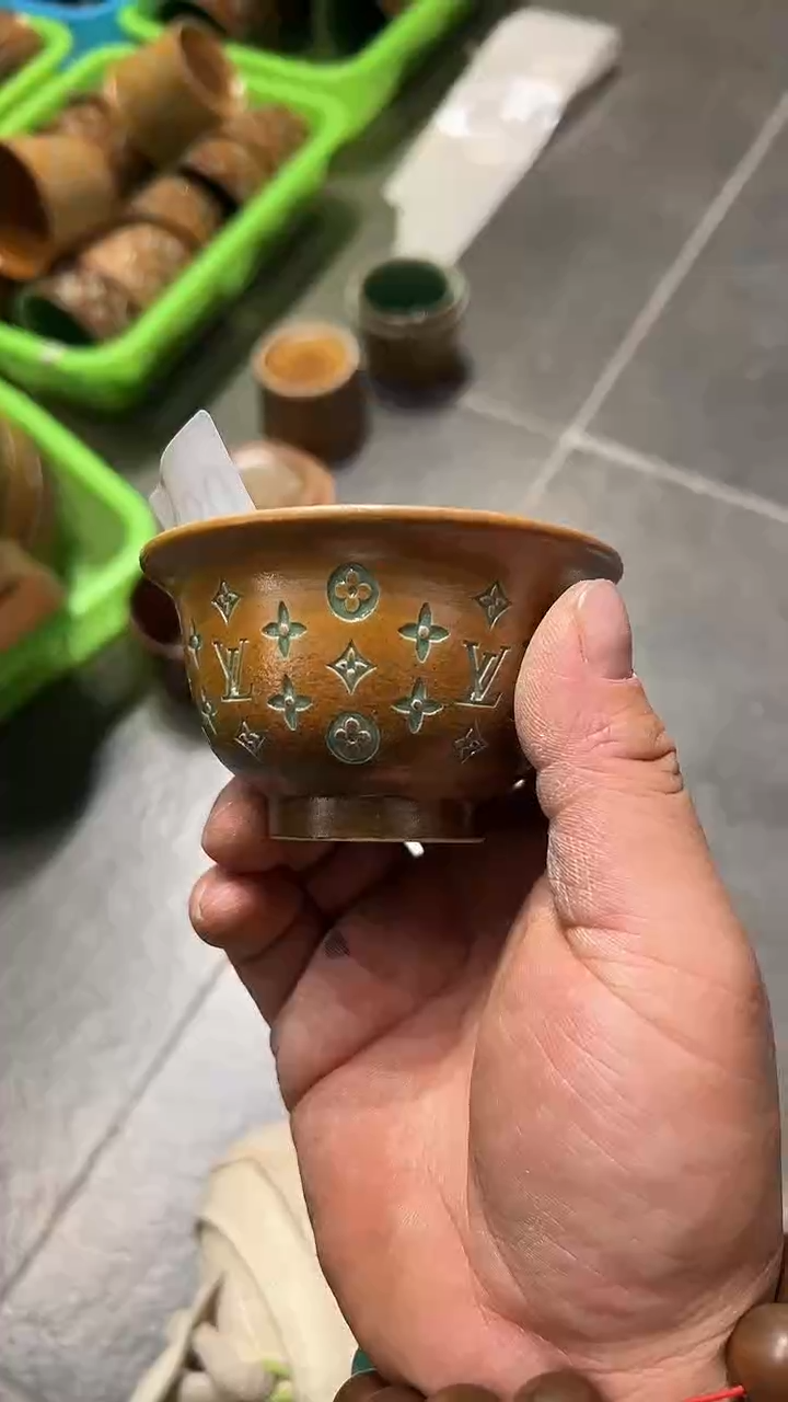 龙泉窑老花压手杯双釉微瑕0933