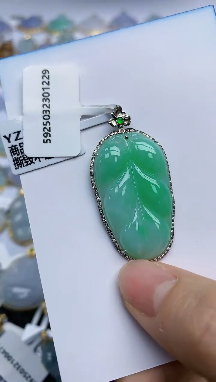 翡翠18K金镶嵌挂件天然翡翠A货