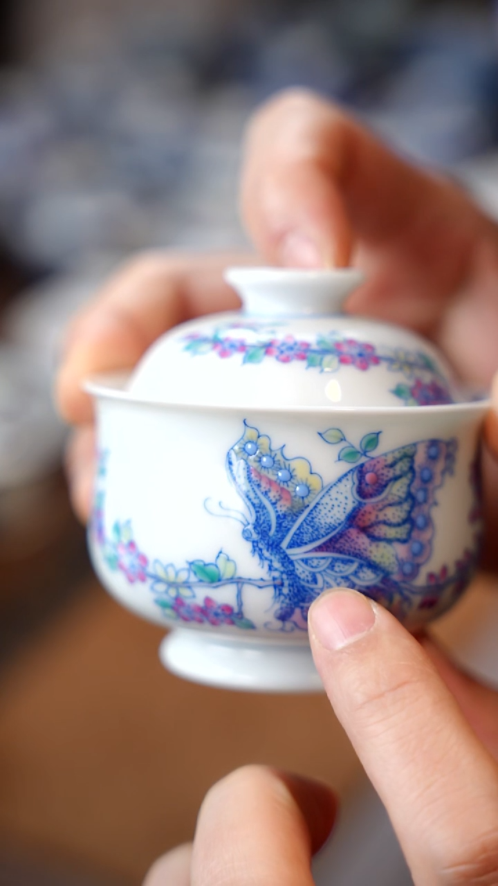 斗彩蝴蝶福袋盖碗11