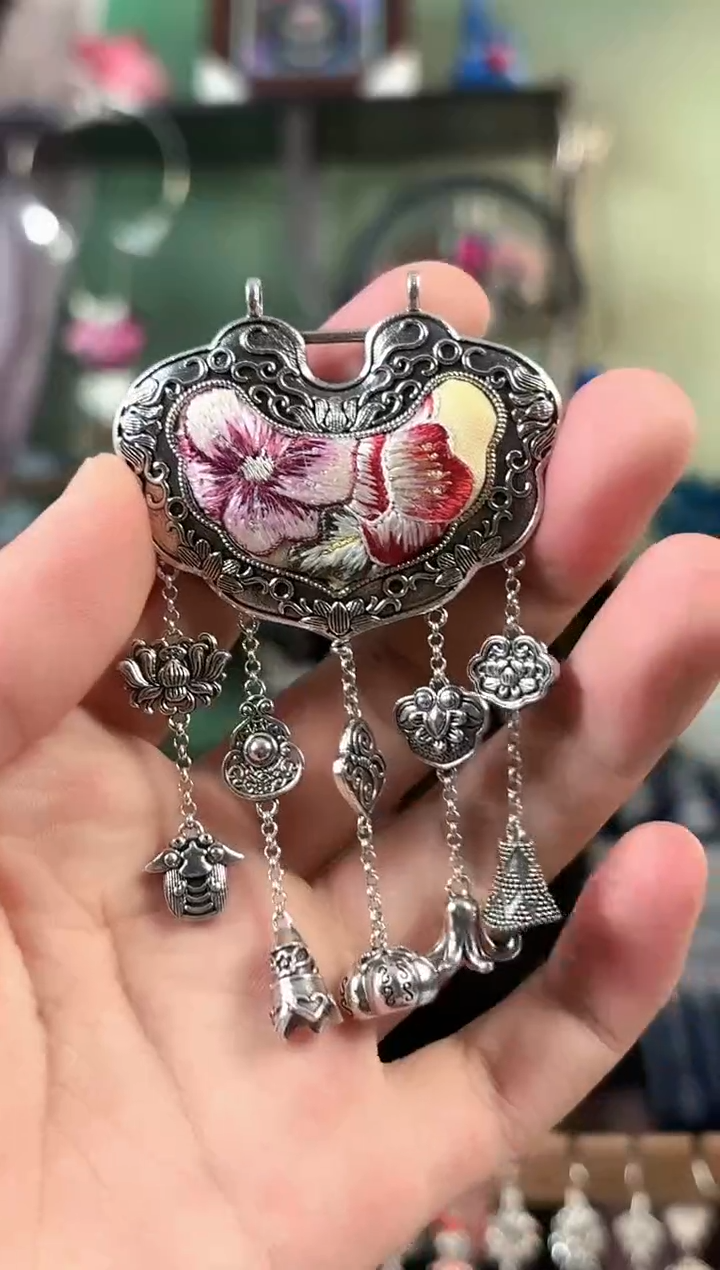 彩云南阁非遗老绣饰品041