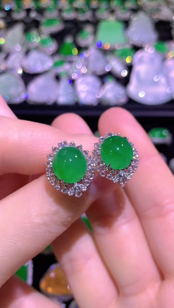 18K金镶嵌翡翠耳饰冰种阳绿大蛋面耳钉