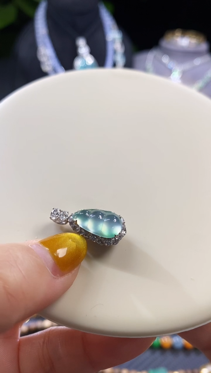 【闪购商品】翡翠把件18K金镶嵌豆子吊坠