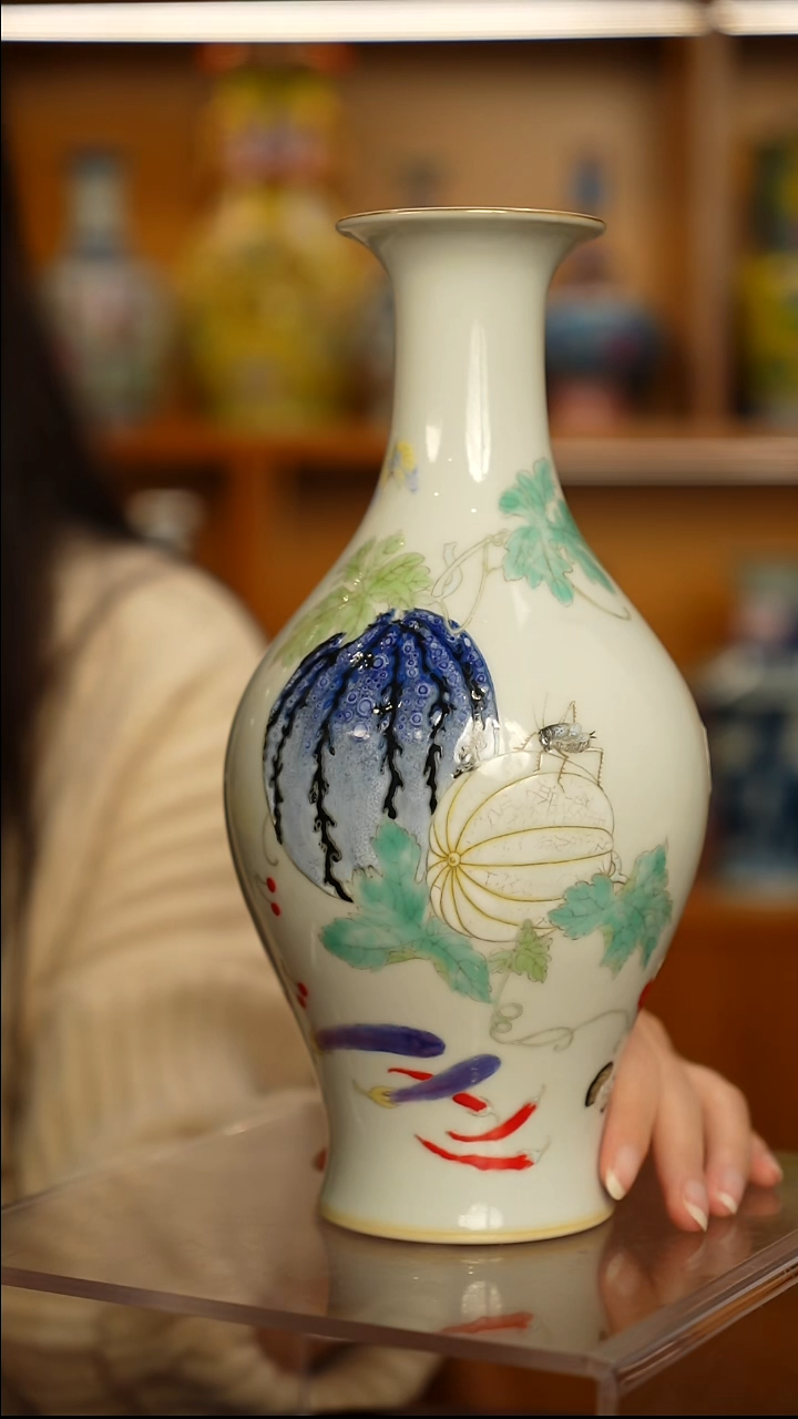 仿清瓷粉彩橄榄瓶一只