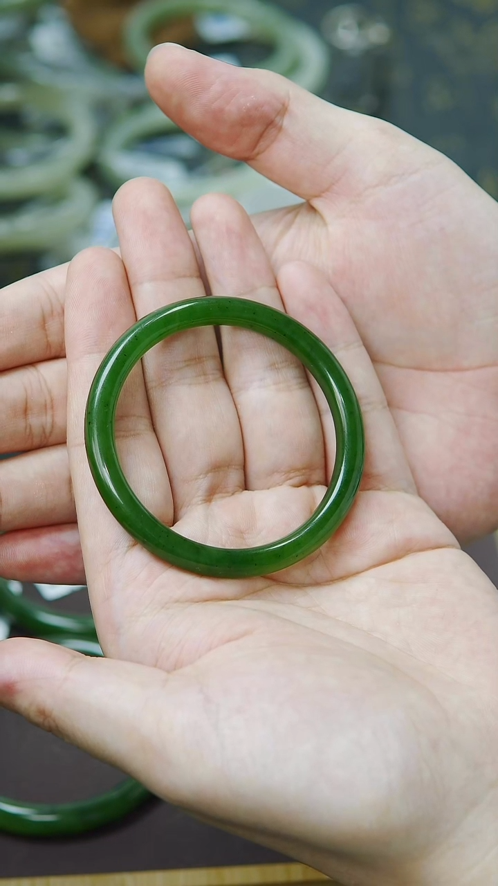 未镶嵌手镯和田玉55圈口特色辣绿