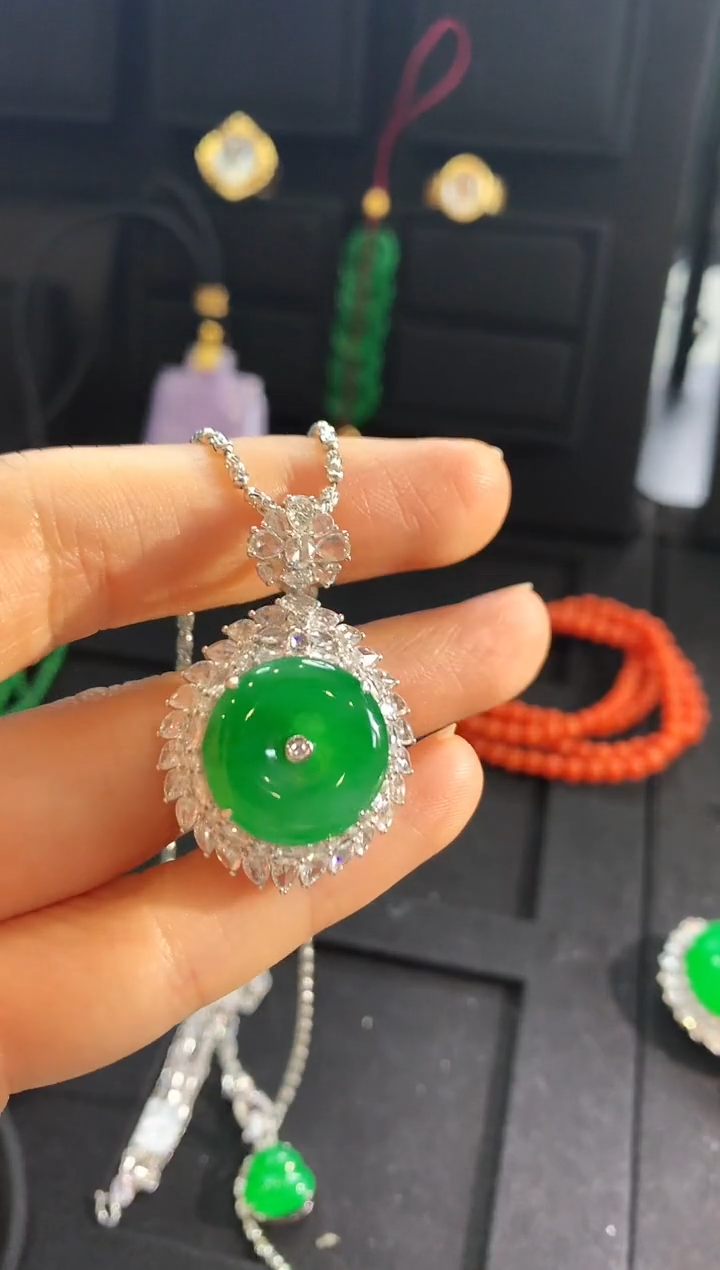 【闪购商品】翡翠吊坠(不含链)18K金镶嵌吊坠