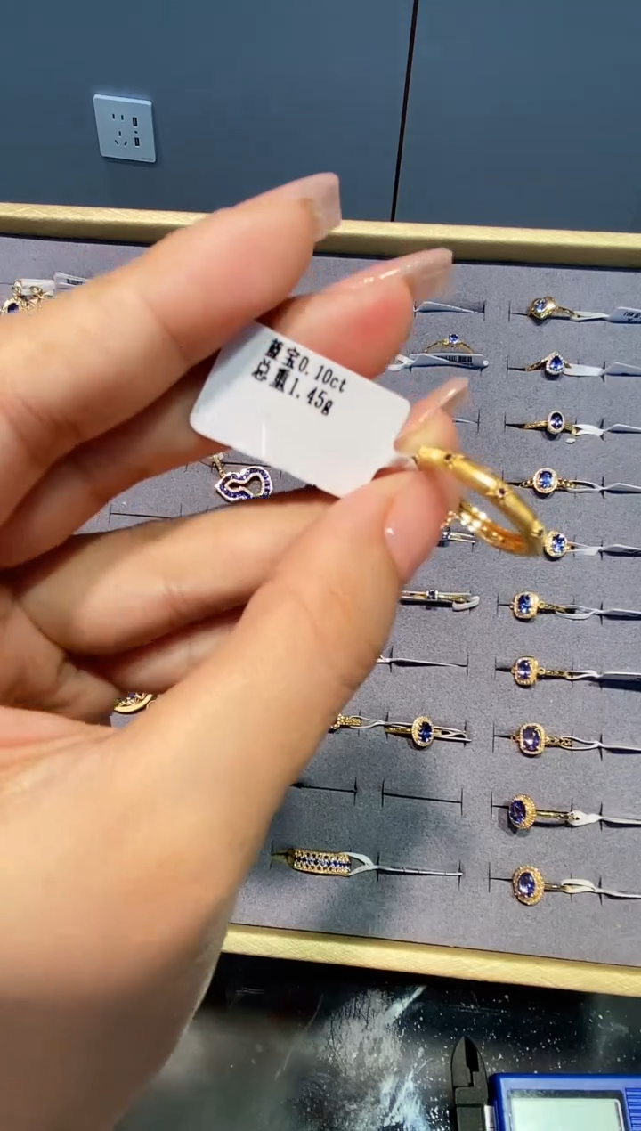 蓝宝石戒指18K金镶嵌戒指