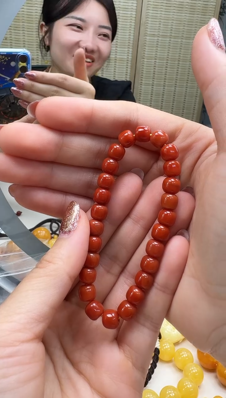 未镶嵌颈饰琥珀如图