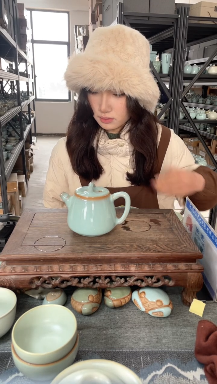 【闪购商品】瓷片微瑕天青支烧高瓢竹节壶。。。