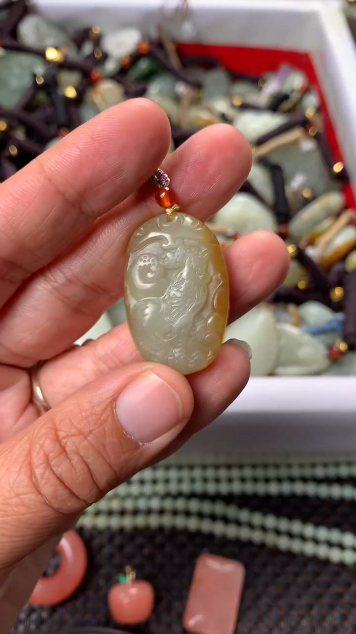 【闪购商品】和田玉颈饰未镶嵌多样性发货没有证书.拍一发一，有瑕