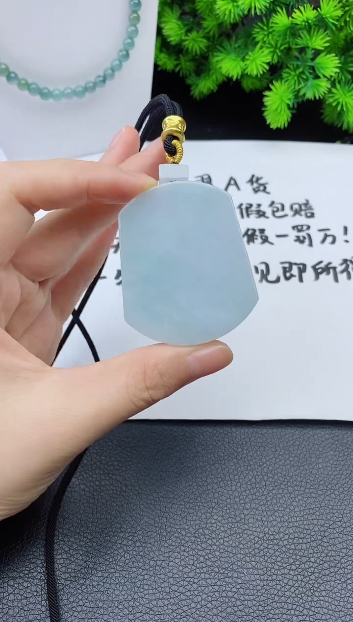 翡翠未镶嵌颈饰 