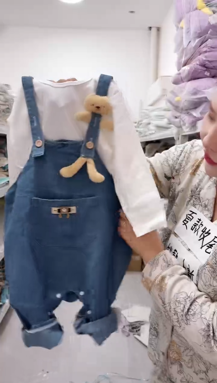 小熊玩偶牛仔背带裤带打底衣100