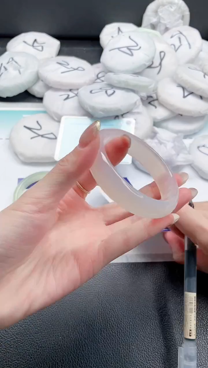 【闪购商品】石英质玉手镯未镶嵌水纹14J123-56