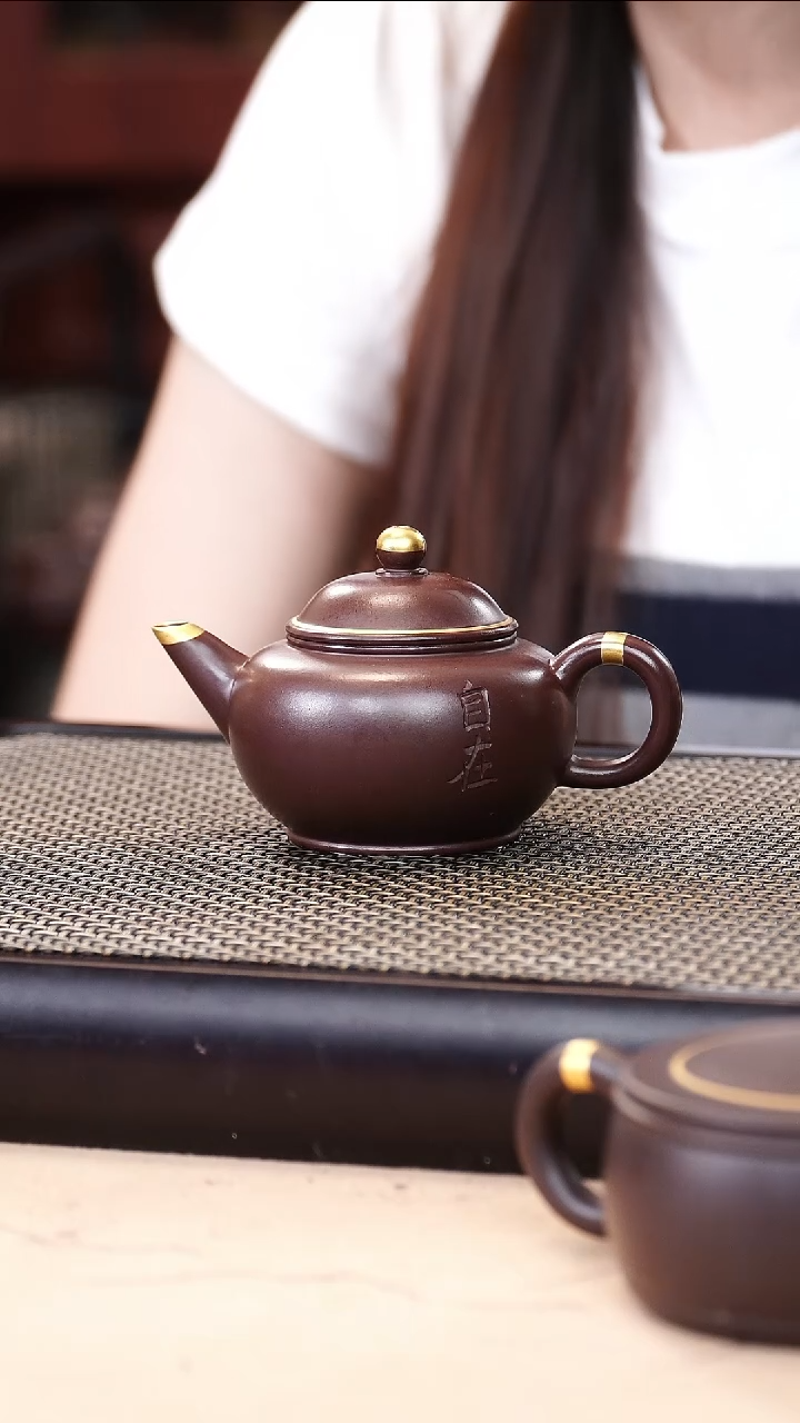 茶壶紫砂四号井茄皮紫泥描金自在水平150cc