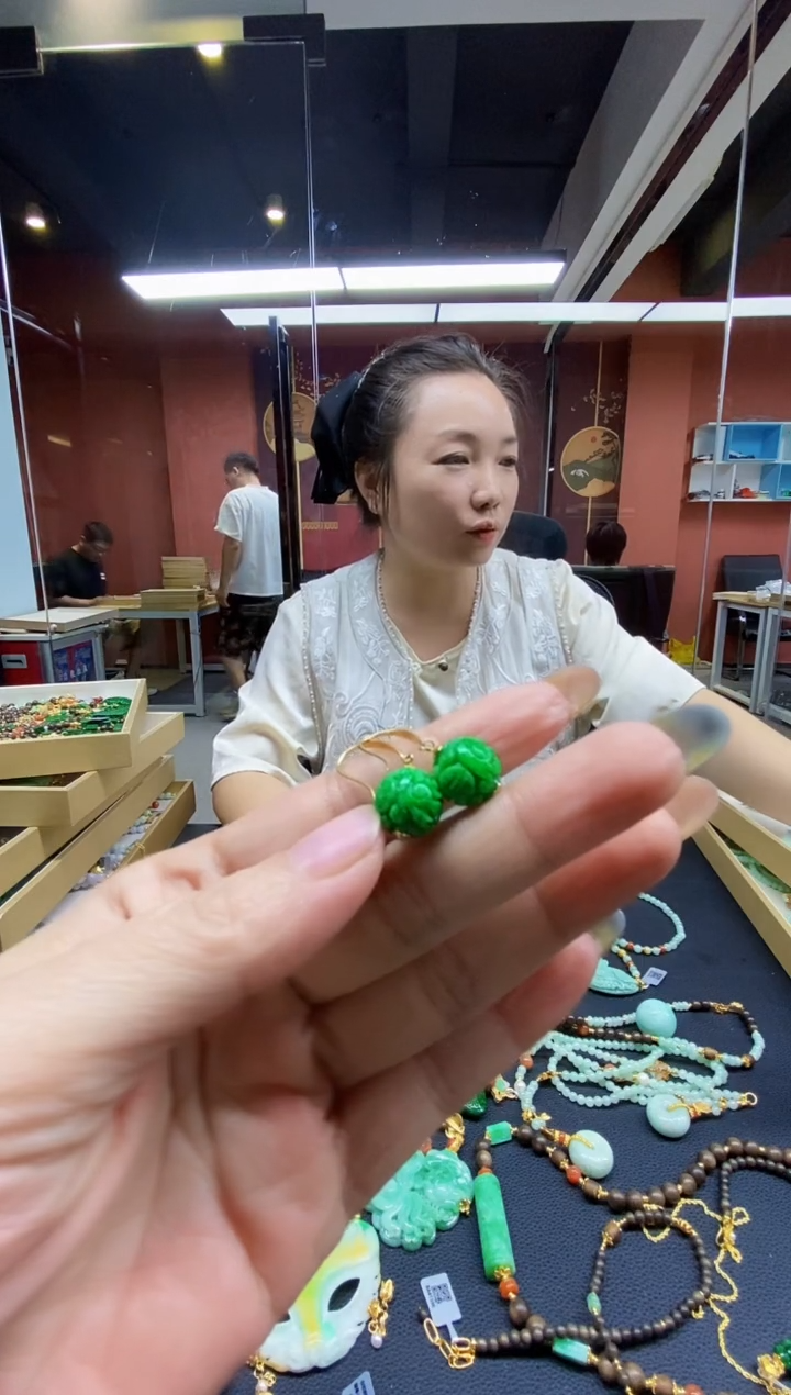颈饰未镶嵌翡翠耳饰