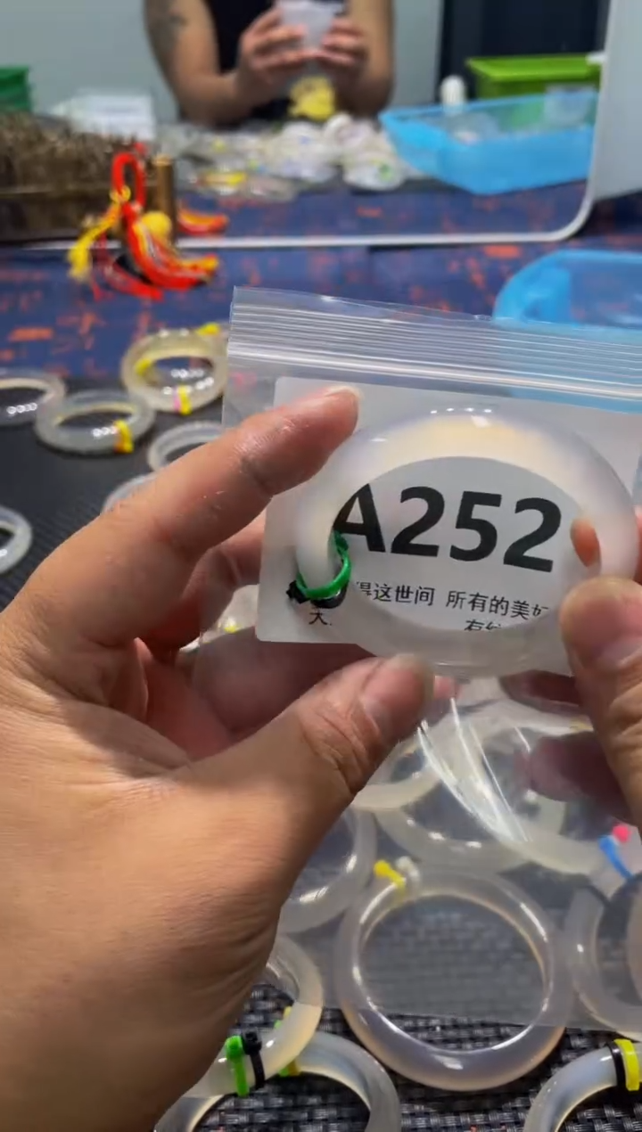 玛瑙/玉髓手镯未镶嵌A252